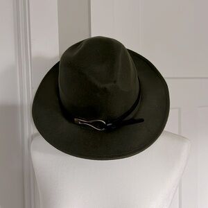 Dark green Panama hat with black belt